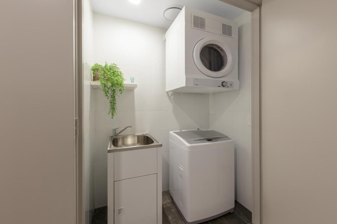 Meriton Suites World Tower, Sydney Exterior photo Laundry room