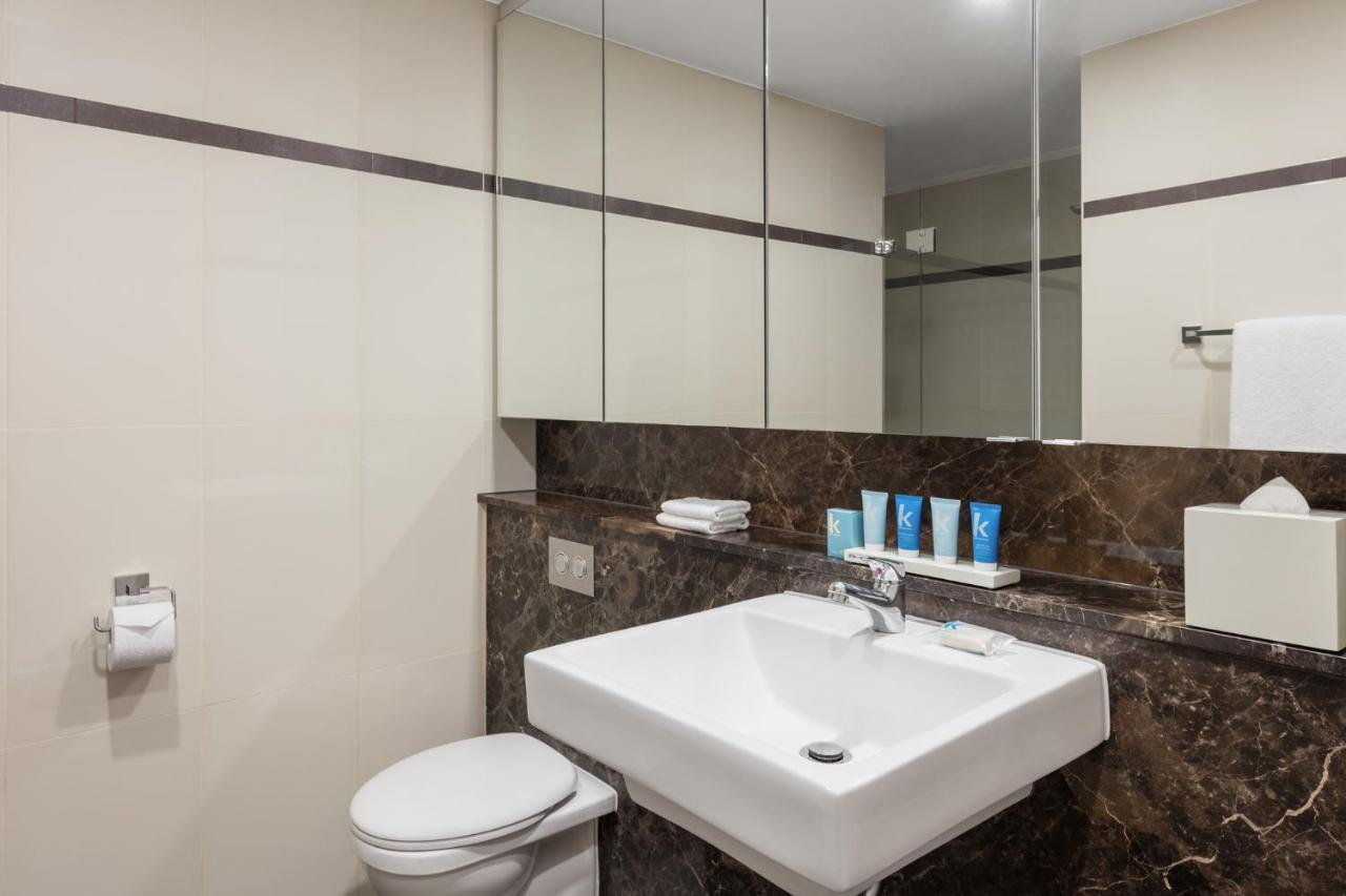 Meriton Suites World Tower, Sydney Exterior photo Bathroom